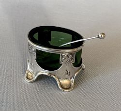 A CHARMING ART NOUVEAI SILVER GRENN GLASS SALT TUB SPOON