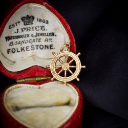 VINTAGE 9CT YELLOW GOLD SHIP WHEEL NAUTICAL CHARM PENDANT