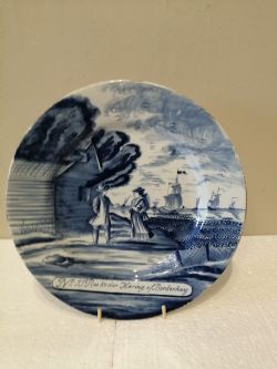 AN 18TH CENTURY DUTCH DELFT BLUE WHITE PLATE