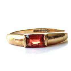 VINTAGE 9CT GOLD GARNET BAND