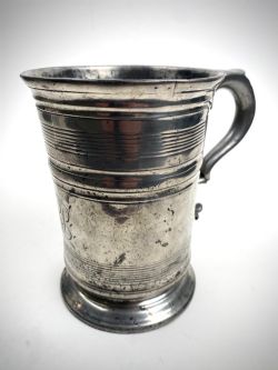 GEORGIAN 18TH CENTURY PEWTER QUART SIZE TANKARD