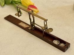 AN UNUSUAL GEORGIAN GUINEA SCALES WITH WEIGHTS