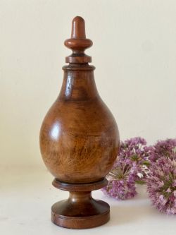 AN ANTIQUE TREEN SPICE FLASK