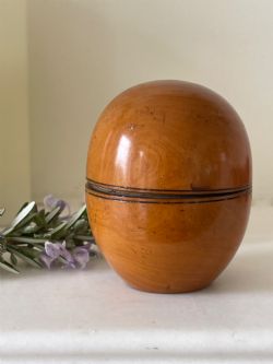 AN ANTIQUE TREEN PILL SILVERER WITH SILVER LINING