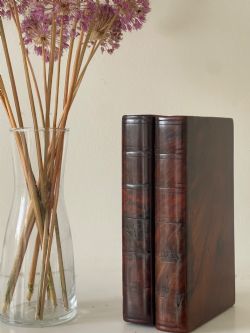 AN ANTIQUE NOVELTY CRIBBAGE BOX IN THE FORM OF TWO BOOKS