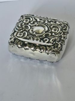 VICTORIAN EMBOSSED SILVER GILT SNUFF BOX HENRY MATTHEWS BIRMINGHAM 1893