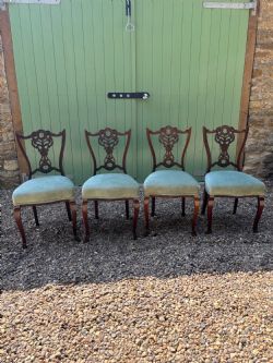 A SET OF FOUR VICTORIAN MAHOGANY DININGSALON CHAIRS