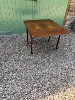 A VICTORIAN MAHOGANY PEMBROKE TABLE