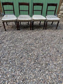 A SET OF FOUR REGENCY MAHOGANY DINING CHAIRS