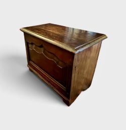 SMALL PANELLED OAK COFFER