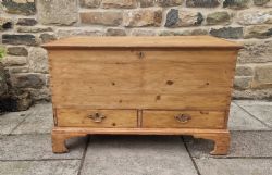 GEORGIAN PINE BLANKET BOX MULE CHEST