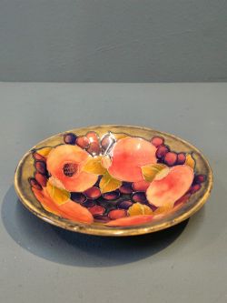 MOORCROFT POMEGRANATE ON OCHRE CLAY SHALLOW BOWL MOORCROFT POMEGRANATE ON OCHRE CLAY SHALLOW BOWL
