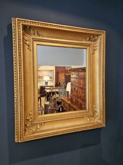 VICTORIAN GILT MIRROR WITH ACANTHUS LEAF DECORATION
