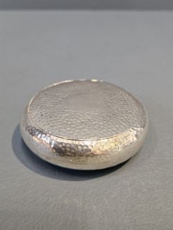 EDWARDIAN PLANISHED SILVER SQUEEZE TOBACCO PEBBLE