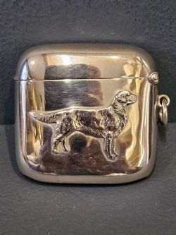 EDWARDIAN SILVER VESTA WITH RETRIEVER MOTIF