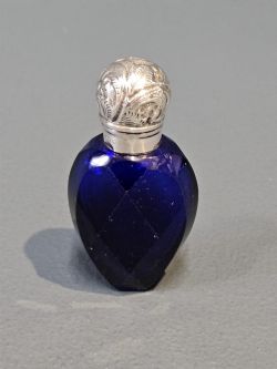 VICTORIAN BRISTOL BLUE SCENT BOTTLE WITH SILVER TOP