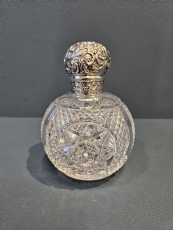LATE VICTORIAN CUT CRYSTAL SILVER TOPPED SCENT BOTTLE