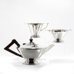AN ART DECO THREE PIECE SILVER PLATED TEA SET