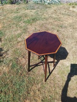 INLAID MAHOGANY OCTAGONAL TABLE WINE SIDE LAMP DISPLAY