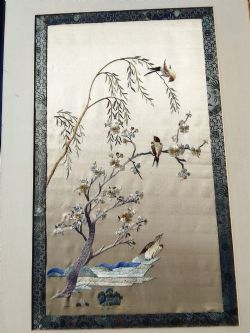 VINTAGE ORIENTAL GLAZED FRAMED SILK PICTURE