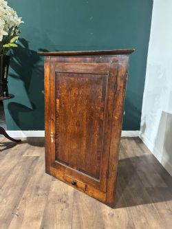 GEORGIAN OAK WITH MAHOGANY CROSS BANDING CORNER CUPBOARD
